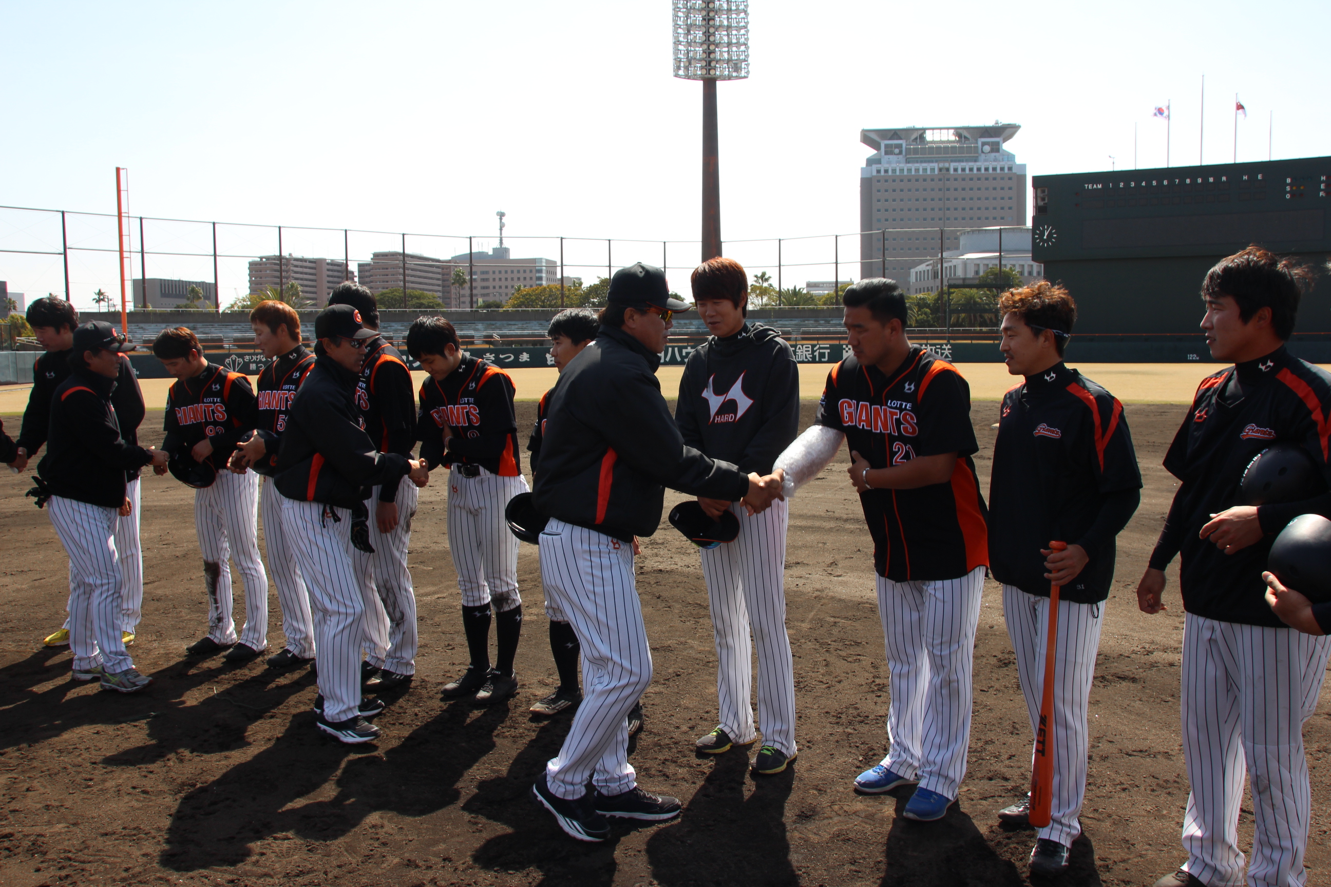 전훈 마무리 인사하는 선수들